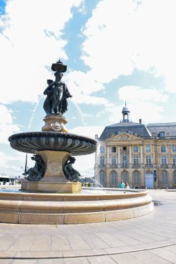 Bordeaux, Fransa 'nın güneybatısındaki Garonne Nehri' nde bulunan ünlü şarap yetiştirme bölgesinin merkeziydi..