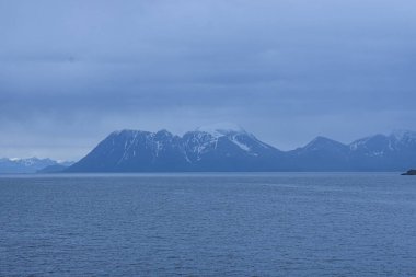 İzlanda yakınlarında sahil ve dağlar