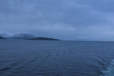 İzlanda yakınlarında sahil ve dağlar