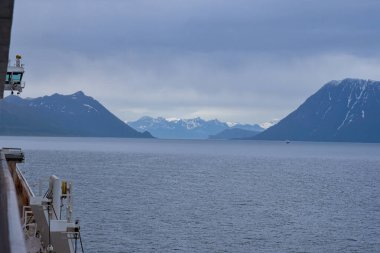 İzlanda yakınlarında sahil ve dağlar