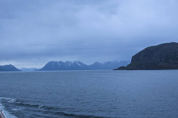 アイスランド近くの海岸と山 — ストック写真