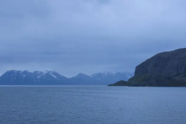 冰岛附近的海岸和山脉 — 图库照片