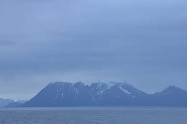 Ακτή Και Βουνά Κοντά Στην Ισλανδία — Φωτογραφία Αρχείου