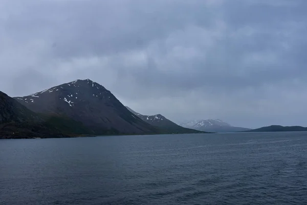 アイスランド近くの海岸と山 — ストック写真