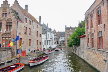Bruges Belçika. Belçika 'nın kuzeybatısındaki West Flanders' ın başkenti Bruges, kanalları, kaldırımlı caddeleri ve ortaçağ binalarıyla tanınır.. 