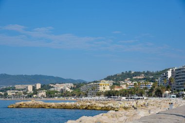 Fransız Rivierası 'nın bir tatil beldesi olan Fransa, Cannes uluslararası film festivali ile ünlüdür. Croisette Bulvarı, sahil boyunca kıvrılıyor. 