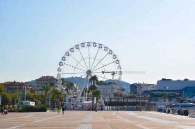 Fransız Rivierası 'nın bir tatil beldesi olan Fransa, Cannes uluslararası film festivali ile ünlüdür. Croisette Bulvarı, sahil boyunca kıvrılıyor. 