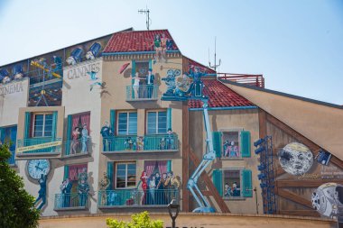 Fransız Rivierası 'nın bir tatil beldesi olan Fransa, Cannes uluslararası film festivali ile ünlüdür. Croisette Bulvarı, sahil boyunca kıvrılıyor.