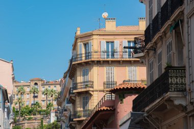 Fransız Rivierası 'nın bir tatil beldesi olan Fransa, Cannes uluslararası film festivali ile ünlüdür. Croisette Bulvarı, sahil boyunca kıvrılıyor.