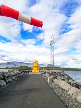 İzlanda kıyısındaki ICELAND, Reykjavik, ülkenin başkenti ve en büyük şehridir. Bir İskandinav ülkesi olan İzlanda, volkanlar, gayzerler, sıcak kaynaklar ve lav sahalarıyla dramatik manzarasıyla tanımlanıyor..