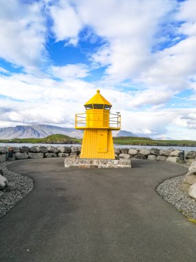 İzlanda kıyısındaki ICELAND, Reykjavik, ülkenin başkenti ve en büyük şehridir. Bir İskandinav ülkesi olan İzlanda, volkanlar, gayzerler, sıcak kaynaklar ve lav sahalarıyla dramatik manzarasıyla tanımlanıyor..