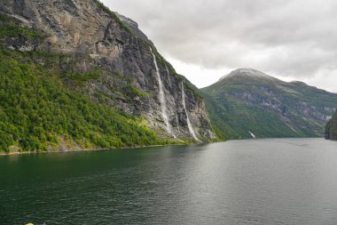Norveç dağları, buzulları ve derin kıyı fiyortlarını kapsayan bir İskandinav ülkesidir. Başkent Oslo, yeşil alanlar ve müzelerden oluşan bir şehirdir. fiyortlar