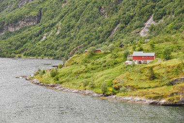 Norveç dağları, buzulları ve derin kıyı fiyortlarını kapsayan bir İskandinav ülkesidir. Başkent Oslo, yeşil alanlar ve müzelerden oluşan bir şehirdir. fiyortlar