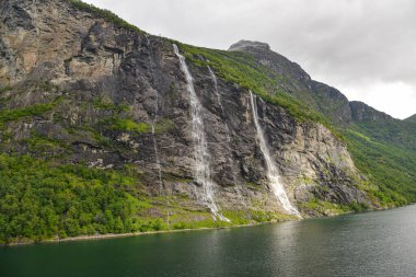 Norveç dağları, buzulları ve derin kıyı fiyortlarını kapsayan bir İskandinav ülkesidir. Başkent Oslo, yeşil alanlar ve müzelerden oluşan bir şehirdir. fiyortlar
