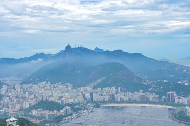 Rio de Janeiro, Brezilya, Rio de Janeiro, Brezilya 'da bulunan bir kablo sistemidir. İlk bölüm Praia Vermelha ve Morro da Urca arasında, ikincisi 1299 feet uzunluğundaki Sugarloaf Dağı 'nın zirvesine kadar uzanıyor.