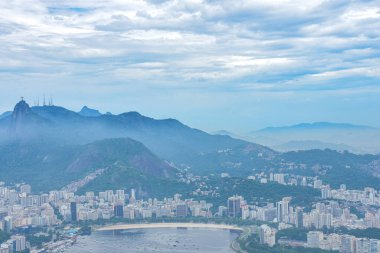 Rio de Janeiro, Brezilya, Rio de Janeiro, Brezilya 'da bulunan bir kablo sistemidir. İlk bölüm Praia Vermelha ve Morro da Urca arasında, ikincisi 1299 feet uzunluğundaki Sugarloaf Dağı 'nın zirvesine kadar uzanıyor.