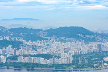 Rio de Janeiro, Brezilya, Rio de Janeiro, Brezilya 'da bulunan bir kablo sistemidir. İlk bölüm Praia Vermelha ve Morro da Urca arasında, ikincisi 1299 feet uzunluğundaki Sugarloaf Dağı 'nın zirvesine kadar uzanıyor.