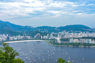 Sugarloaf Cable Car, Brezilya 'nın Rio de Janeiro şehrinde bulunan bir kablo sistemidir. İlk bölüm Praia Vermelha ve Morro da Urca arasında, ikincisi 1299 feet uzunluğundaki Sugarloaf Dağı 'nın zirvesine kadar uzanıyor..  