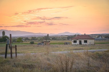Fields ve Sv yakınlarındaki Terk edilmiş tren istasyonu. Nikole, Makedonya
