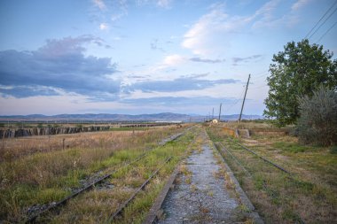 Fields ve Sv yakınlarındaki Terk edilmiş tren istasyonu. Nikole, Makedonya