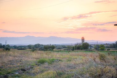 Sv yakınlarında gün batımında tarlalar. Nikole Makedonya
