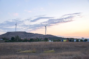 Rüzgar türbini gün batımında Sv sahasında. Nikole, Makedonya