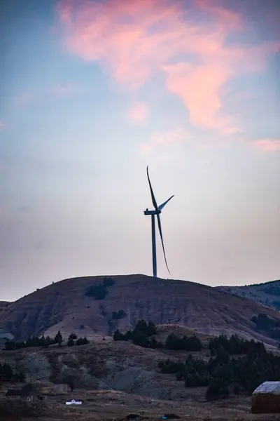 太阳落山时的风力涡轮机 Nikole 马其顿 — 图库照片