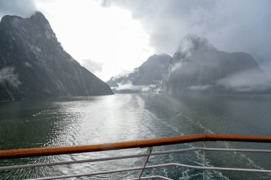 Yağmurdan sonra, Dinamik gökyüzü, Milford Ses Yeni Zelanda