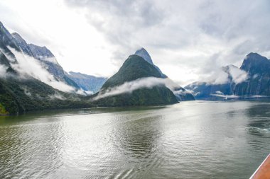 Yağmurdan sonra, Dinamik gökyüzü, Milford Ses Yeni Zelanda