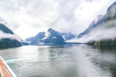 Yağmurdan sonra, Dinamik gökyüzü, Milford Ses Yeni Zelanda