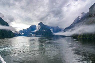 Yağmurdan sonra, Dinamik gökyüzü, Milford Ses Yeni Zelanda