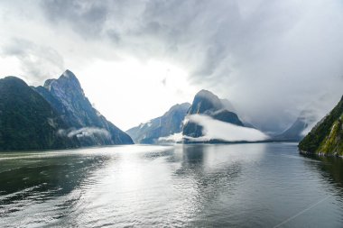 Yağmurdan sonra, Dinamik gökyüzü, Milford Ses Yeni Zelanda