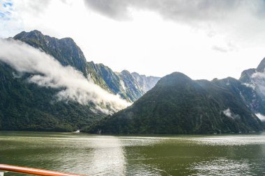 Yağmurdan sonra, Dinamik gökyüzü, Milford Ses Yeni Zelanda