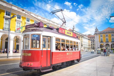 Lizbon 'da tramvay ve neoklasik mimari, güzel bir yaz gününde Portekiz