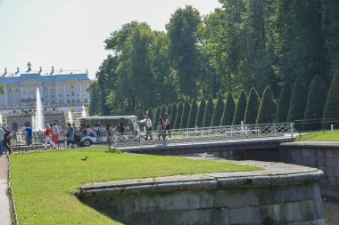 Peterhof Nehri kıyısındaki kıyı şeridi manzarası, güneşli bir yaz gününde, St. Petersburg, Rusya