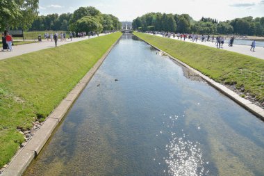 Peterhof Nehri kıyısındaki kıyı şeridi manzarası, güneşli bir yaz gününde, St. Petersburg, Rusya