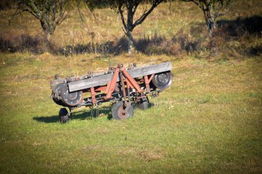Arka planda çayır, ağaçlar ve dağlarla sonbahar manzarası, Berovo, Makedonya