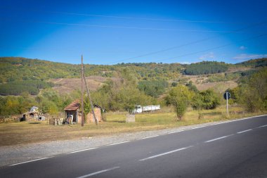 Arka planda çayır, ağaçlar ve dağlarla sonbahar manzarası, Berovo, Makedonya