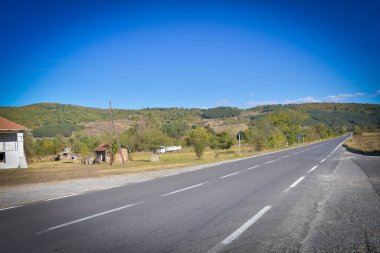 Arka planda çayır, ağaçlar ve dağlarla sonbahar manzarası, Berovo, Makedonya