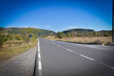 Arka planda çayır, ağaçlar ve dağlarla sonbahar manzarası, Berovo, Makedonya