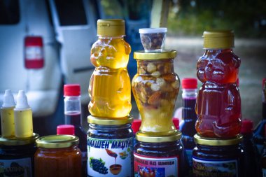 Piyasada farklı meyve ve sebze suları bulunan kavanozlar. Berovo, Makedonya