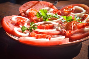 Tabakta domates ve peynir, soğan ve maydanoz dilimleri, Delcevo Macedonia