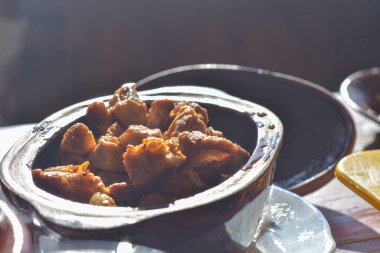 Aperatif ve salata ahşap masada kil çömlekte. Makedonya