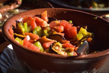 Aperatif ve salata ahşap masada kil çömlekte. Makedonya