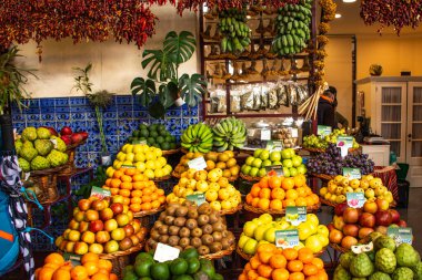 Portekiz 'in Madeira Adası' ndaki Funchal caddesindeki markette satılık meyveler.