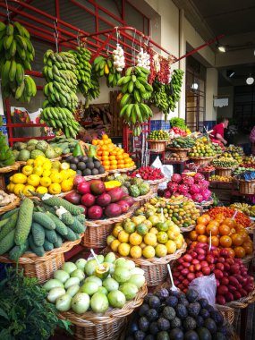 Portekiz 'in Madeira Adası' ndaki Funchal sokak pazarında satılık meyve ve sebzeler