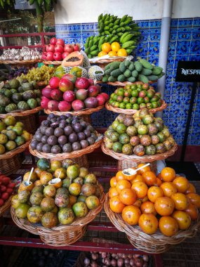 Portekiz 'in Madeira Adası' ndaki Funchal sokak pazarında satılık meyve ve sebzeler