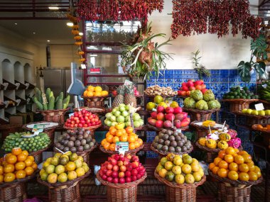 Portekiz 'in Madeira Adası' ndaki Funchal sokak pazarında satılık meyve ve sebzeler