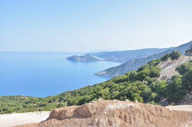 Yunanistan 'ın Kefalonia adasındaki kristal mavi su ve kayalara bak