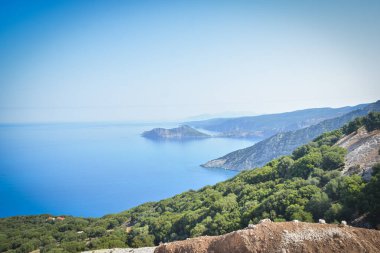 Myrtos Beach Kefalonia 'nın manzarası. Aslında turkuaz suları ve beyaz kumları olan büyük bir sahil. Kefalonya Yunanistan